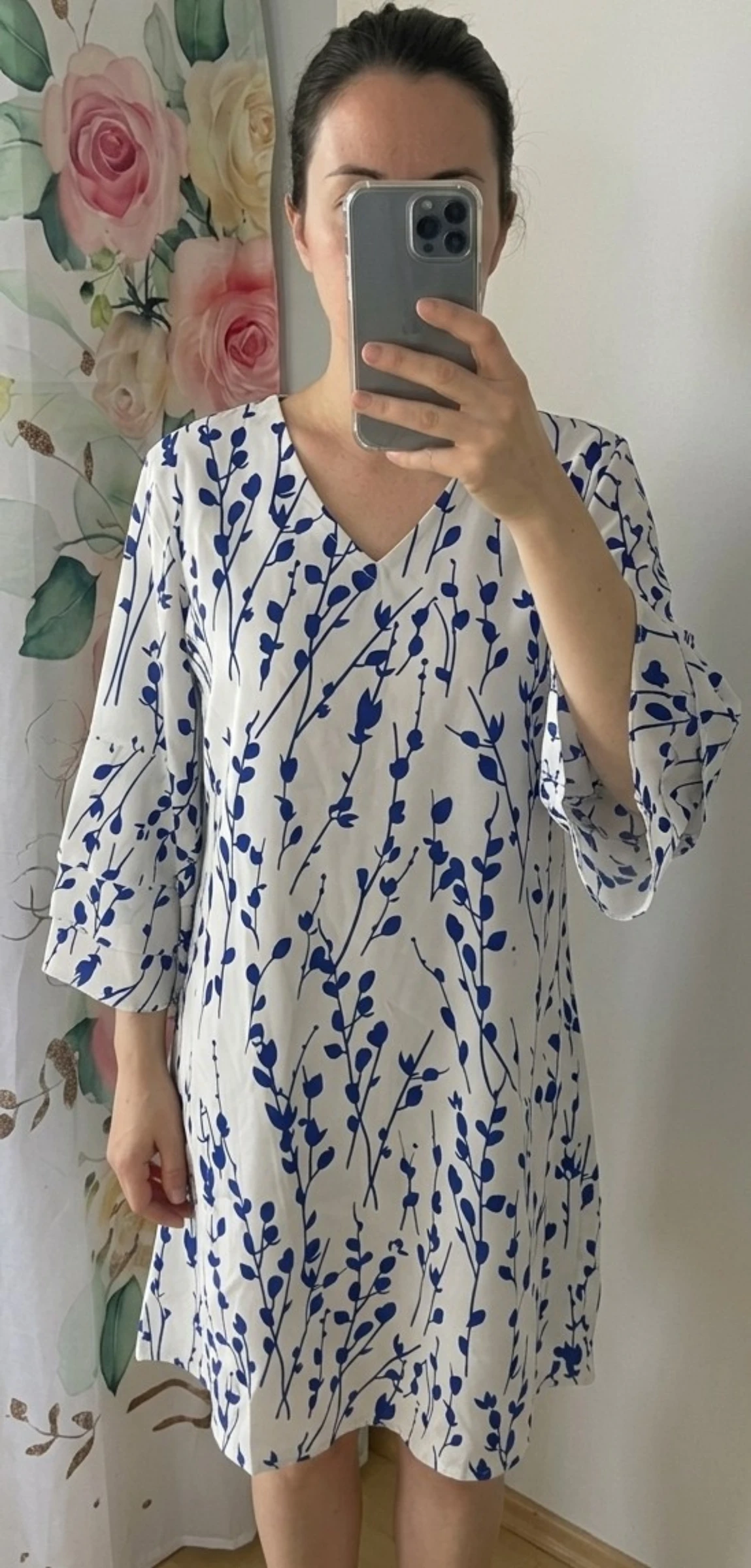 Robe coupe droite légère motifs végétaux manches ornées de volants